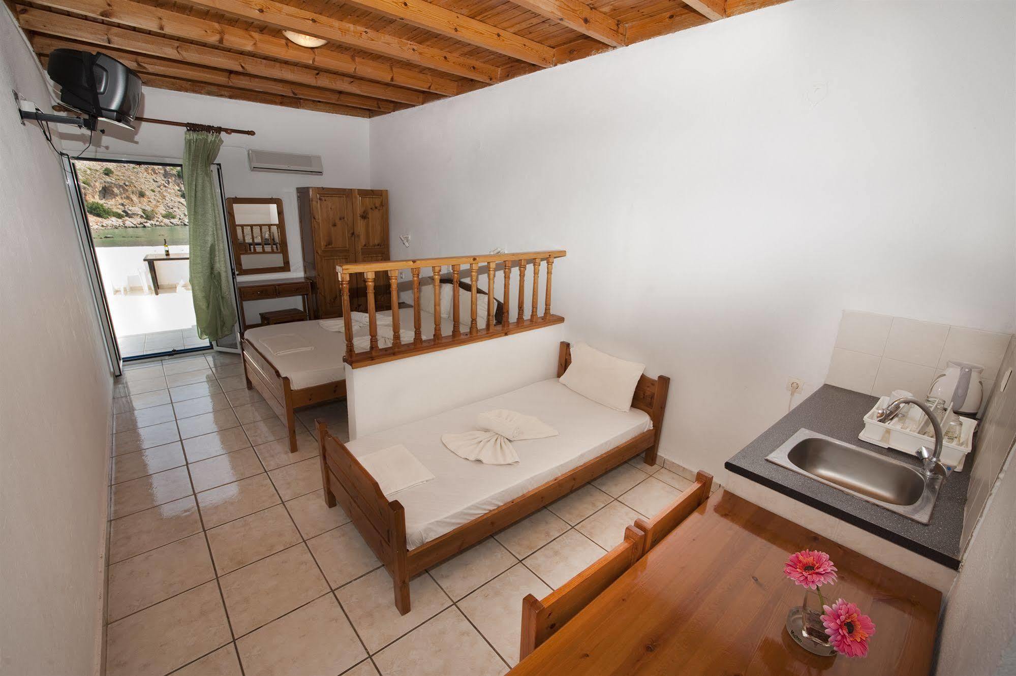 Madares Hotel Loutro Bagian luar foto